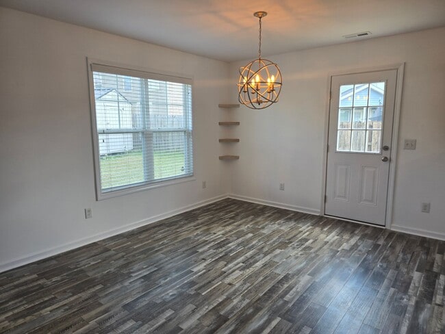 Building Photo - NEW LISTING!!!!!