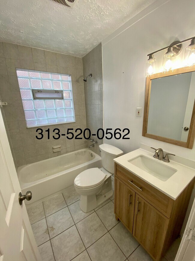 Building Photo - 15881 Manor