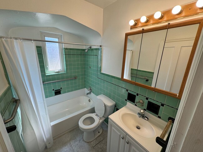 Building Photo - DELHI - Adorable 3bed 2ba brick cape cod