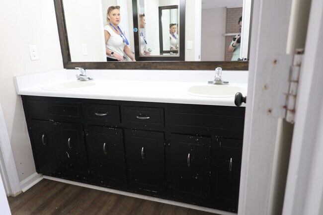 Building Photo - 214 Oakleaf Dr