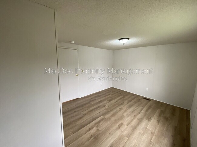 Building Photo - 900 White St
