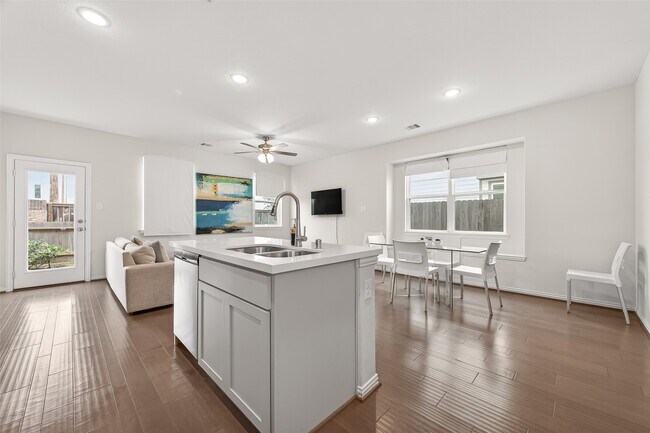 Building Photo - 27926 Western Crk Ct