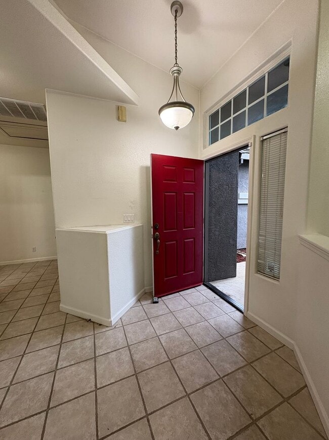 Building Photo - 3 Bedroom Home