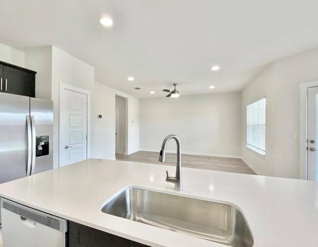 Building Photo - 1021 Winnsboro Lp