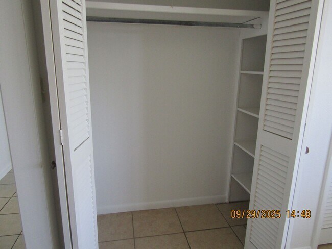 Building Photo - Very nice spacious home! No Carpet! Pet Fr...