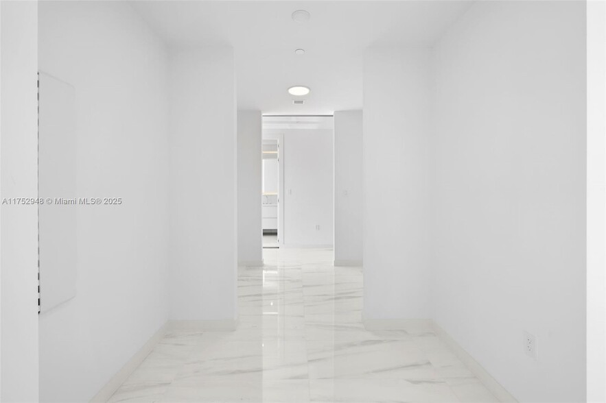 Building Photo - 300 Biscayne Boulevard Way
