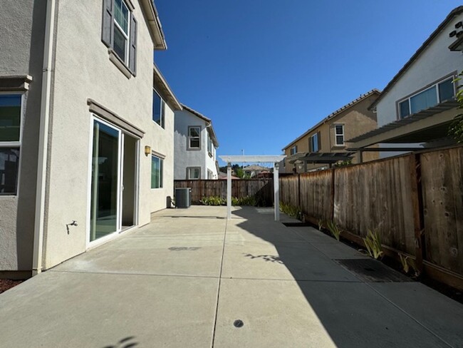 Building Photo - Luxurious 4-Bedroom Home in Gilroy’s Weste...