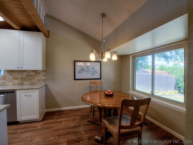 Building Photo - 3021 S Ash Ave