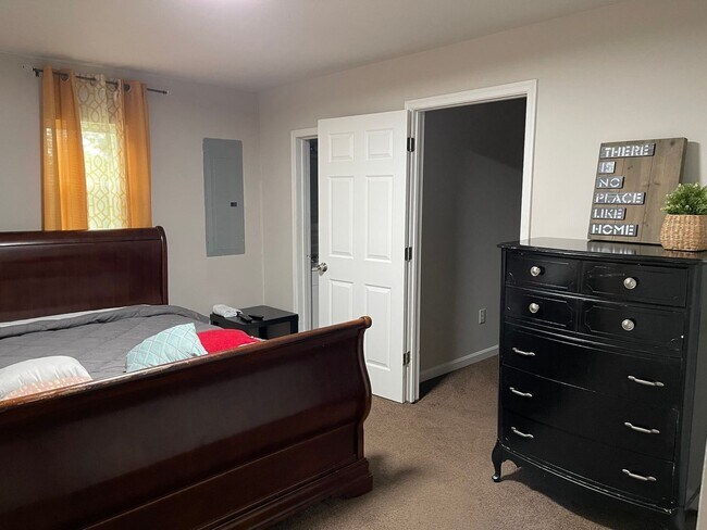 Building Photo - Spacious 1 Bedroom & den, 1 bath in Brandy...