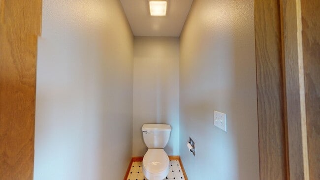 Building Photo - Beautiful Home - Available Augst 2026