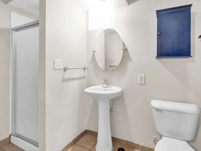 Building Photo - Spacious 5 bedroom home on Minnehaha Parkw...