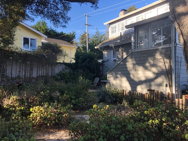 Building Photo - Historic 2-bedroom, 1.5 bath home in the h...