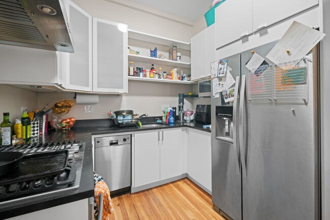 Building Photo - 624 N May St