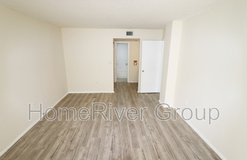 Building Photo - 10852 N Kendall Dr