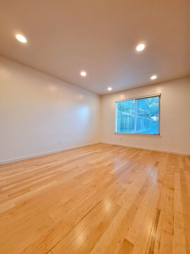 Building Photo - Beautiful 2bd Single Story House With Gate...