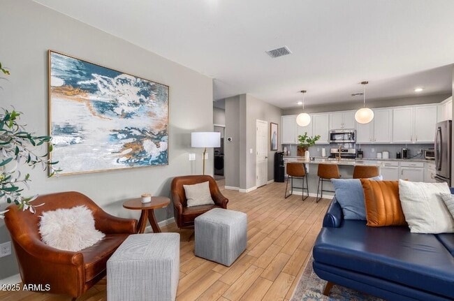 Building Photo - 155 W Jamaica Pl