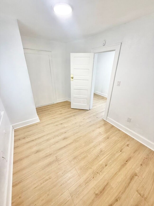 Building Photo - ***RENT READY~4 Bed RENOVATED 2 story house/w/ downstairs bedroom/Granite countertops
