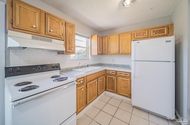 Building Photo - 7010 E Oakfield Rd