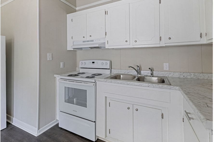 Kitchen 2 - 521 Bayne St