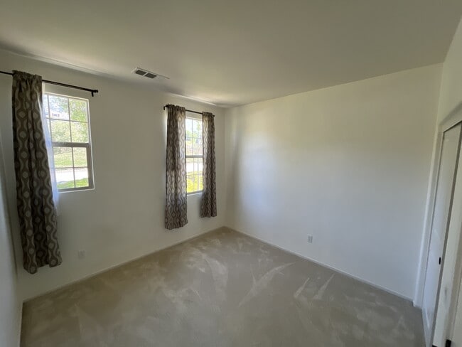 Building Photo - 869 East Mountain Way
