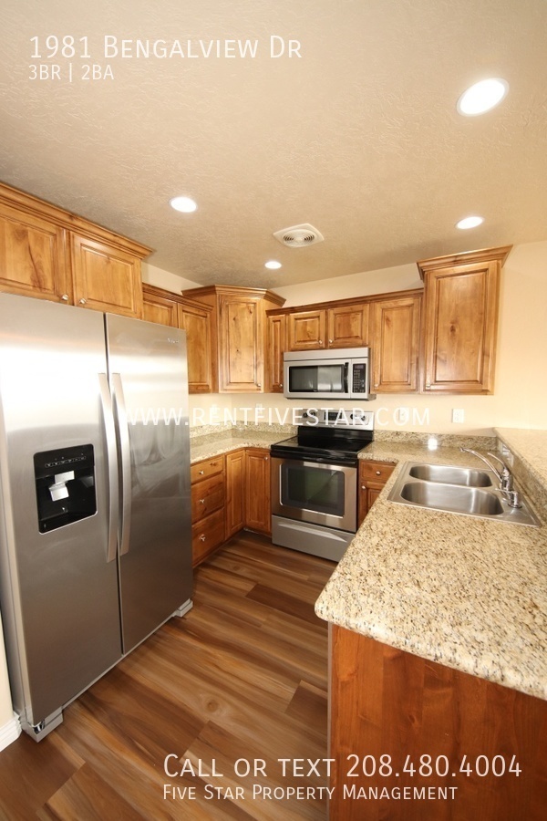 Building Photo - Newer Construction Townhome Available! Vis...