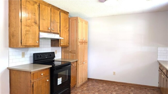 Building Photo - 585 Wayside Dr