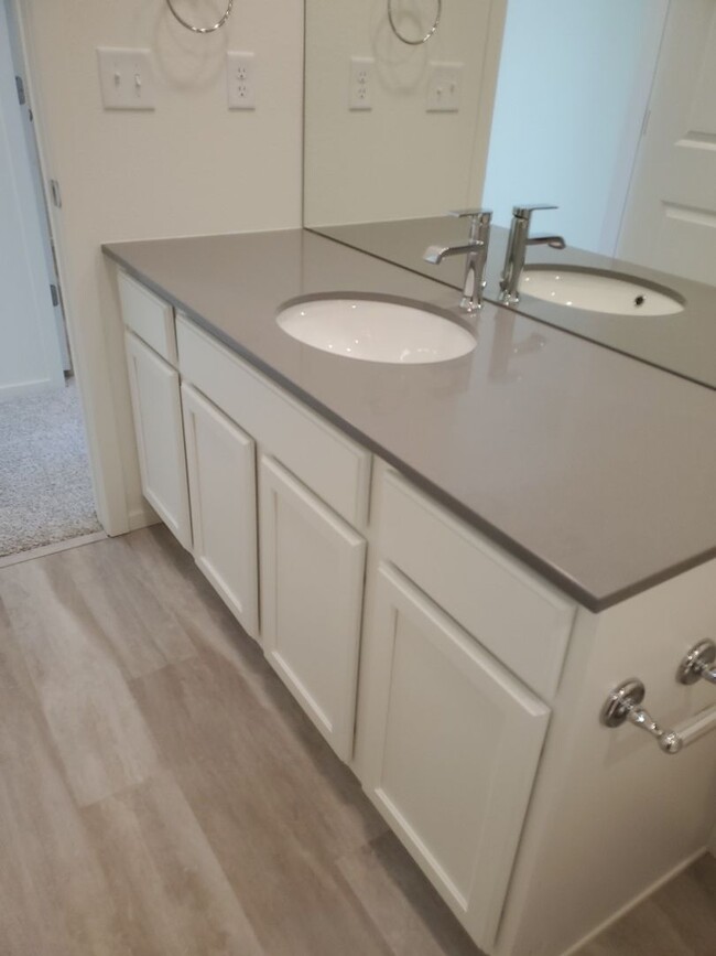 Building Photo - Exquisite 3 Bed 2.5 Bath Single Family Home