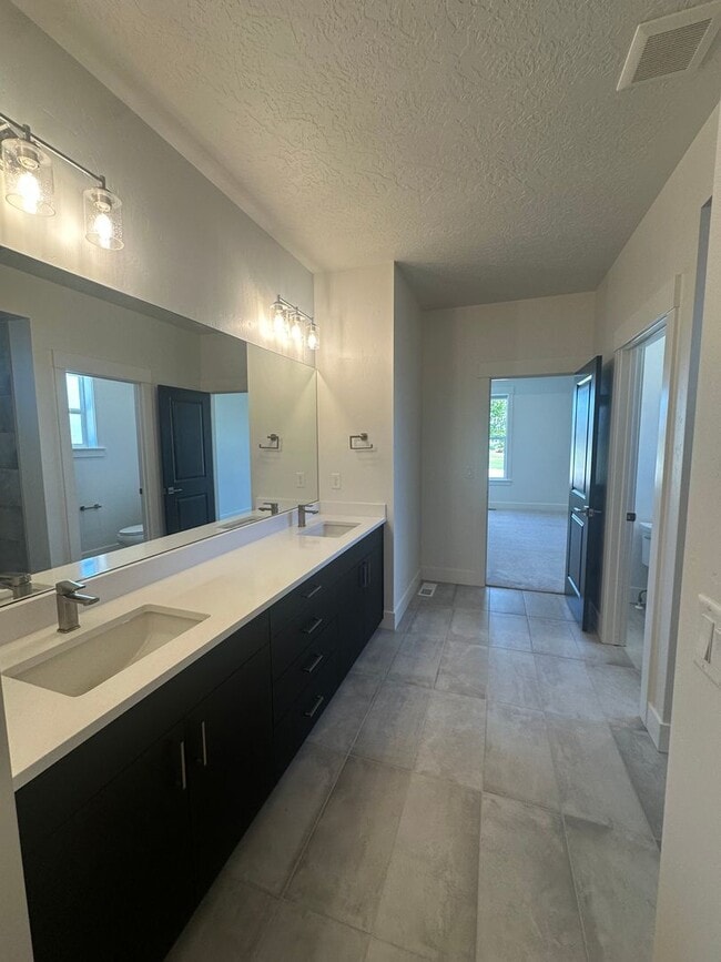 Building Photo - Riverstone: Gated Community, Pond Access i...
