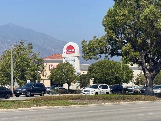Building Photo - 1134 W Huntington Dr