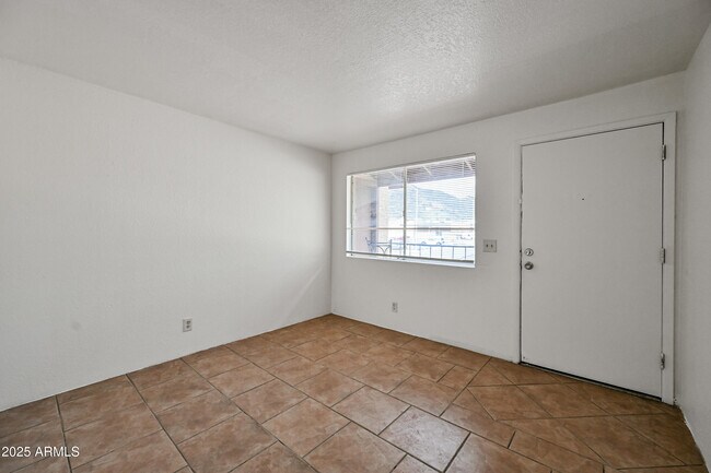 Building Photo - 725 E Vogel Ave