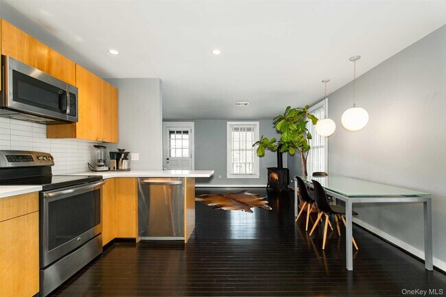 Building Photo - 44 Main St