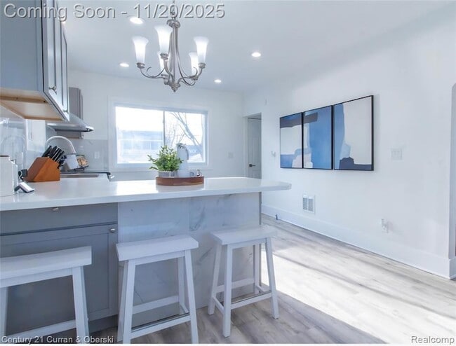 Building Photo - 279 Manistique St