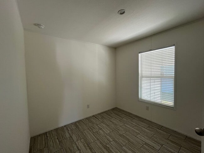 Building Photo - 18 Eland Dr