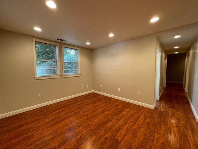 Building Photo - Spacious 2 Bedroom, 2 Bath, 2 Car Garage with Washer Dryer!