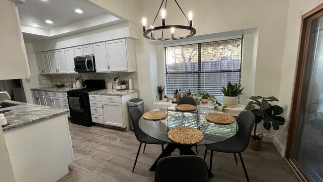 Building Photo - Spacious 4BR House in San Antonio
