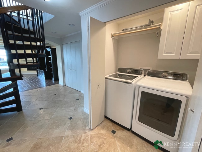 Building Photo - Large Five Bedroom, Three Bathroom with In...