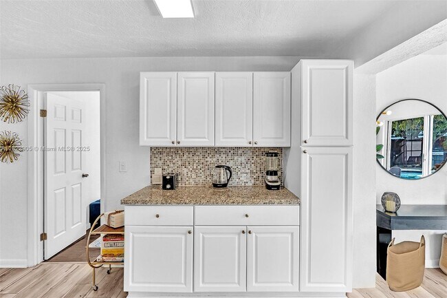 Building Photo - 4633 SW 28th Ave