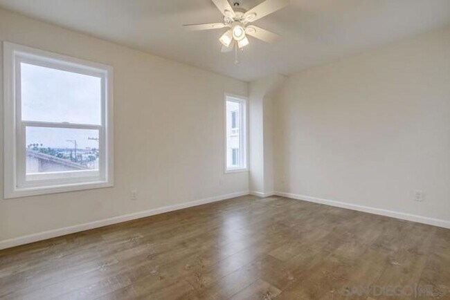Building Photo - 2 Bed, 1.5 Bath Stunning, Gated Tri-Level ...