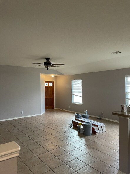 Building Photo - 113 Bronco Bend