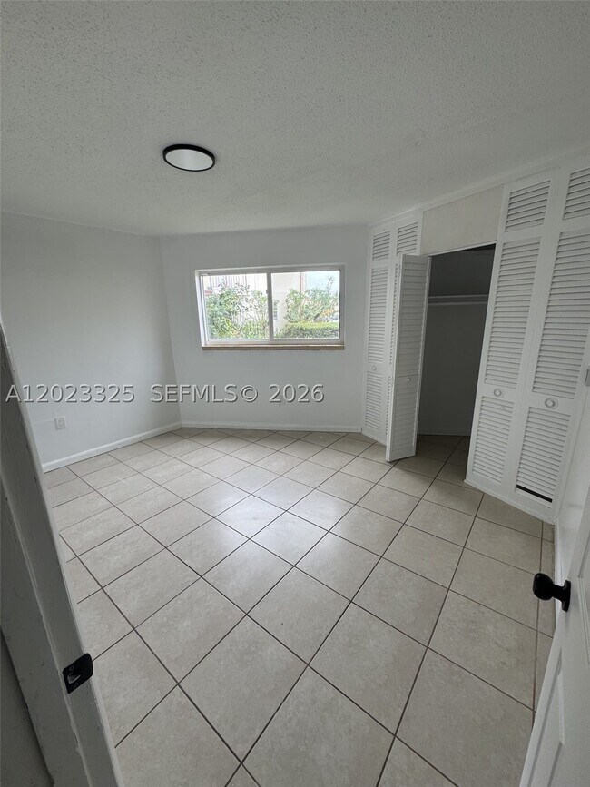Building Photo - 1643 NE Miami Gardens Dr