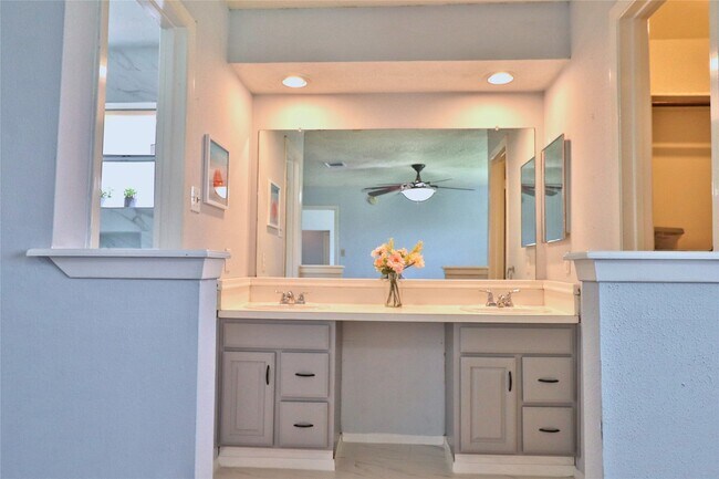 Building Photo - 2706 S Brompton Dr