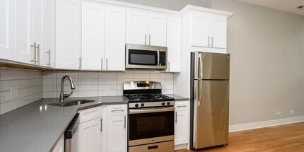 Building Photo - Updated, Spacious 1bd/1bth Ukrainian Village, Avail 7/1!