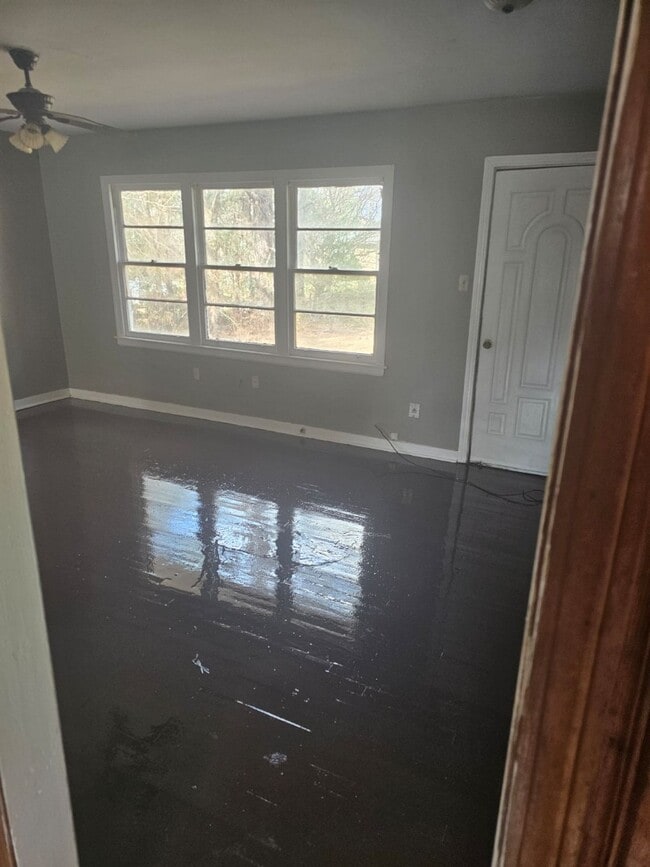 Building Photo - 540 Clubview Dr