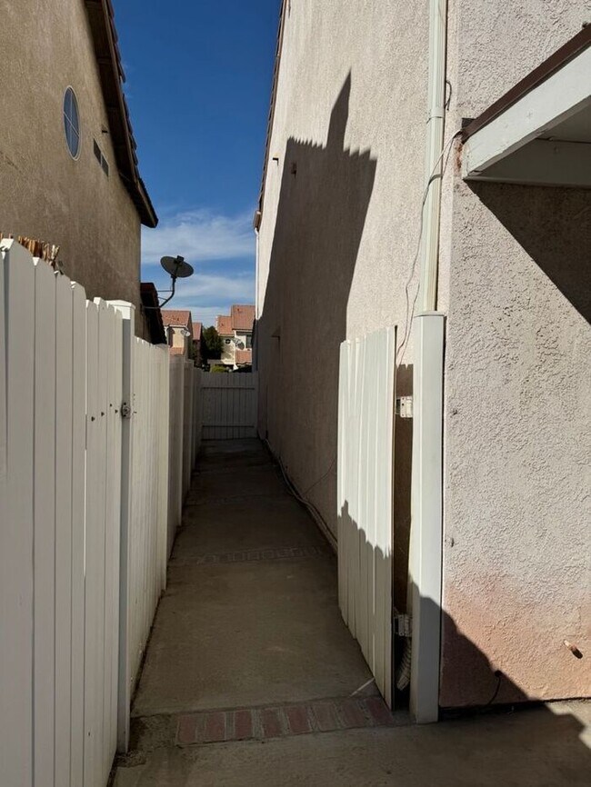 Building Photo - Beautiful 3 Bedroom House in Private Fontana Area CA 92337