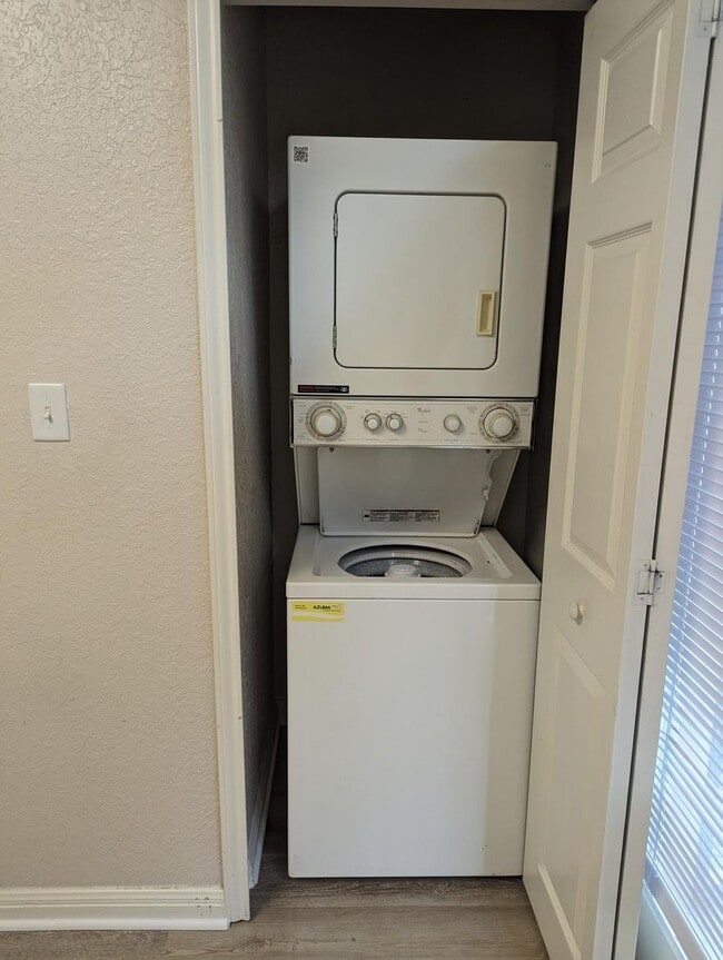 Building Photo - 1x1 Open, bright and spacious! 647 square ...