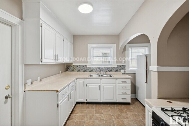 Building Photo - 2030 Wyndhurst Rd