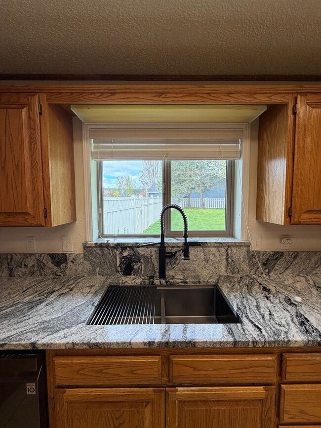 Building Photo - Hard to find 3 Bdrm, 2 Bath home in Harbor isles on the canal 2 miles to Sky Lakes Medical Ctr an...