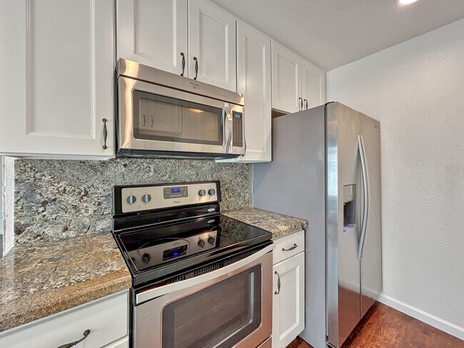 Building Photo - Gorgeous 2BD/1BA Upgraded Condo in Cheroke...