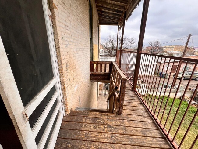 Building Photo - 518 Davis Ave