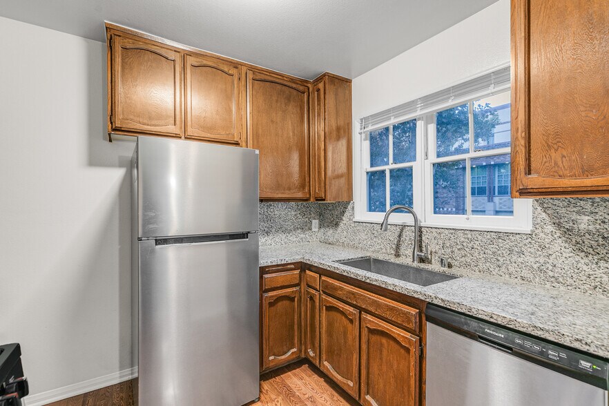 Building Photo - 222 S Rexford Dr